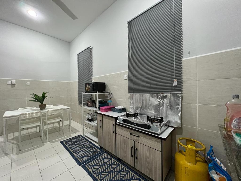D'Sara Homestay Fully Furnished 3 Bedrooms All Aircond 2 Miles Centre Chukai Exteriör bild