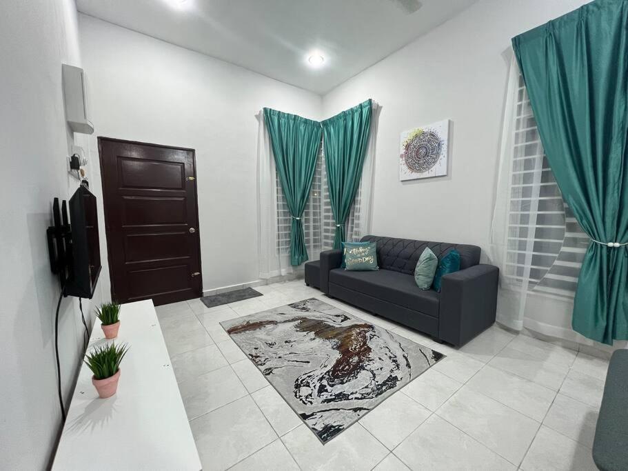 D'Sara Homestay Fully Furnished 3 Bedrooms All Aircond 2 Miles Centre Chukai Exteriör bild