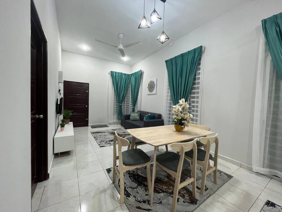 D'Sara Homestay Fully Furnished 3 Bedrooms All Aircond 2 Miles Centre Chukai Exteriör bild