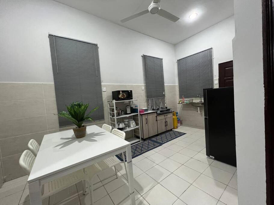 D'Sara Homestay Fully Furnished 3 Bedrooms All Aircond 2 Miles Centre Chukai Exteriör bild