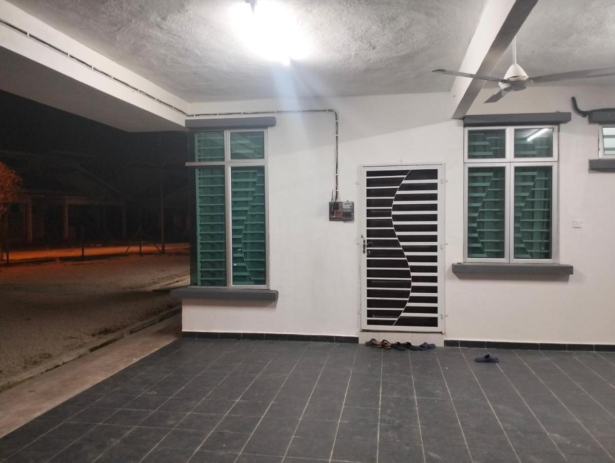 D'Sara Homestay Fully Furnished 3 Bedrooms All Aircond 2 Miles Centre Chukai Exteriör bild
