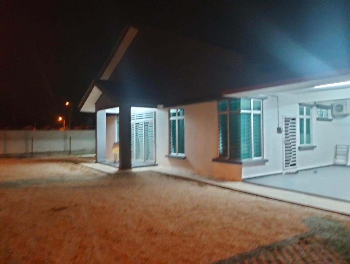 D'Sara Homestay Fully Furnished 3 Bedrooms All Aircond 2 Miles Centre Chukai Exteriör bild